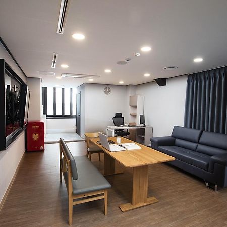 Cinema House Hotel In Busan Exterior photo